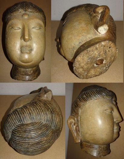 CHINE, début du XXème siècle 

Tête de Bouddha.

Pierre blanc-jaune sculptée avec...