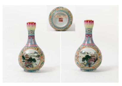 CHINE, début du XXème siècle 
Petit vase bouteille en porcelaine polychrome à décor...