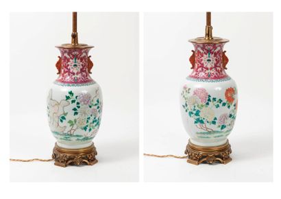 CHINE, XXème siècle 

Vase balustre en porcelaine de la famille rose à décor de chrysanthèmes.

Le...