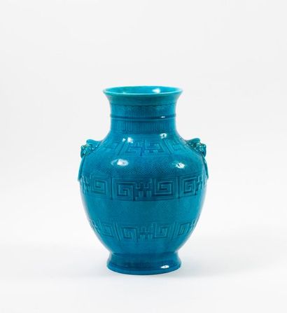 Théodore DECK (1823-1891) 

Vase balustre en faïence émaillée bleue turquoise, à...