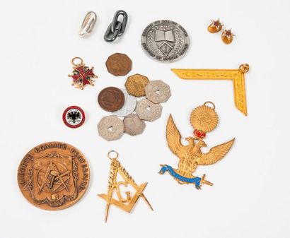 null Lot d'objets maçonniques du XXème siècle : 

- Deux médailles en bronze. 

-...