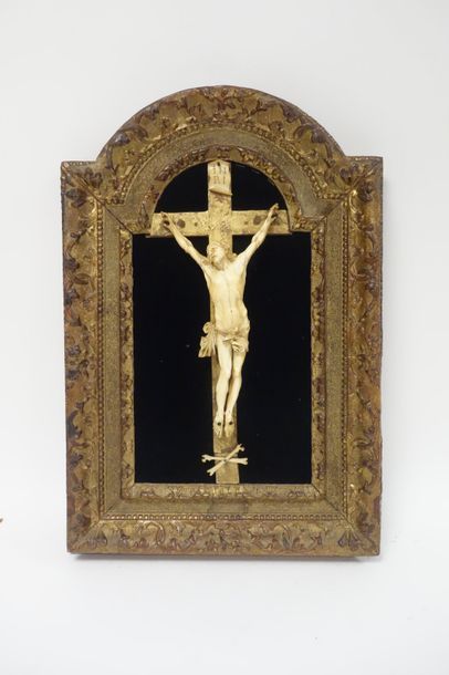 null Crucifix avec Christ en ivoire (Elephantidae spp ; > 20 %) sculpté. 

Cadre...