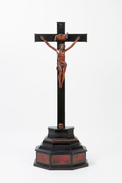 null Crucifix en bois renoirci composé d'une croix et d'un socle mouluré et à pans...
