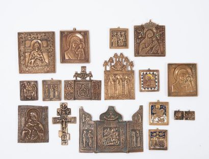 RUSSIE, XXème siècle 

Ensemble de 16 pièces en alliage cuivreux, certaines émaillées...