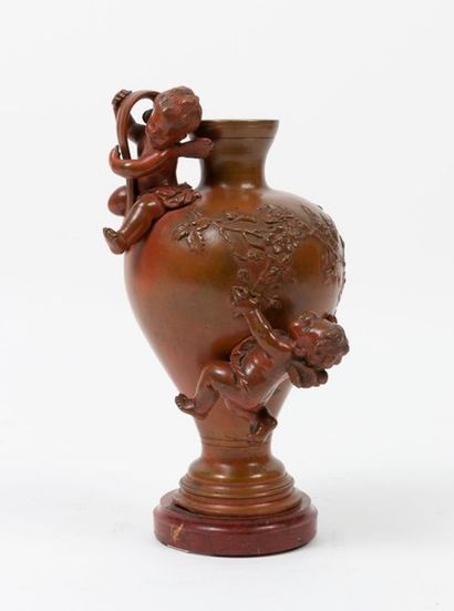 D'après Auguste MOREAU (1834-1917) 

Vase balustre à décor en relief d'Amours, d'une...