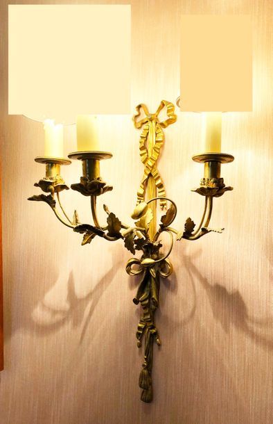 MAISON DELISLE 

Paire d’appliques à trois lumières en bronze doré à décor de noeuds...