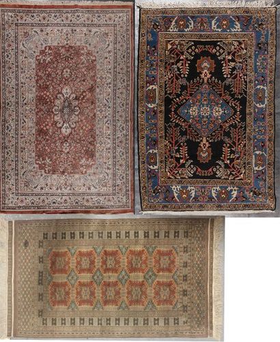 null Trois tapis :
- Inde, vers 1940.
Tapis Indo-persan (chaine, trame et velours...