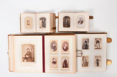 null Quatre albums de photographies, dont un d'époque Napoléon III, avec des photographies...