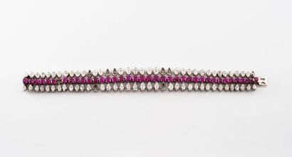 null Bracelet en or gris (750) centré d'une ligne de rubis ovales facettés encadrée...