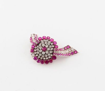 null Broche rayonnante stylisée en or gris (750) entièrement ornée de diamants taille...