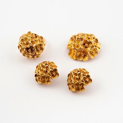 null Parure en or jaune (750) à motif de fleurs amaties comprenant une bague, une...