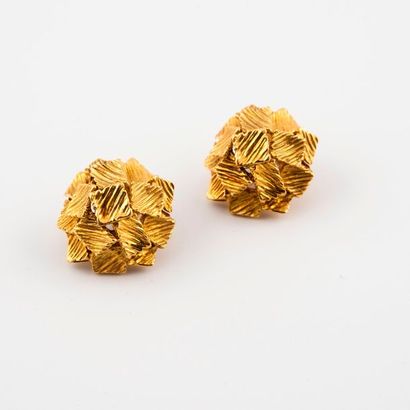 null Paire de clips d'oreilles en or jaune (750) orné de motifs géométriques rainurés....