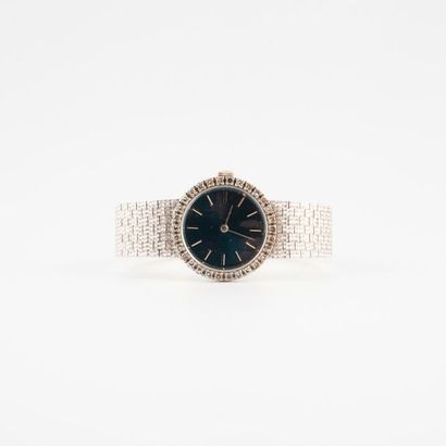 null Montre bracelet de dame en or gris (750). 

Boîtier rond, lunette sertie de...