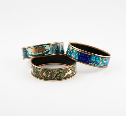 Michaela Frey 

Lot de trois bracelets en métal doré émaillé, à décor respectivement...