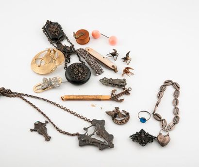 null Lot de bijoux et objets fantaisie divers dont canif, chatelaine... 

On joint...