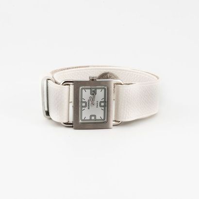 HERMES Paris 

Montre bracelet de dame en acier amati et cuir blanc.

Cadran oblong...