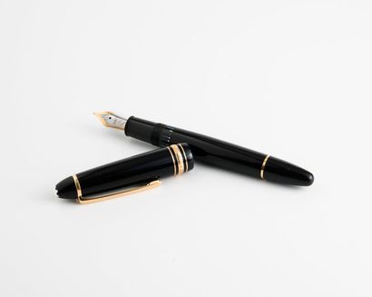 MONTBLANC, MEISTERSTUCK 

Stylo plume en résine noire et éléments en métal doré....