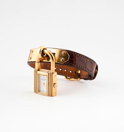 HERMES Paris 

Montre bracelet de dame en métal doré et cuir, modèle Kelly

Cadenas...