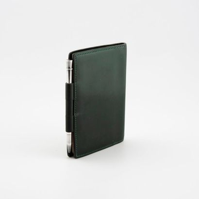 HERMES Paris 

Carnet de notes en box vert.

10 x 8 cm.

Griffures.