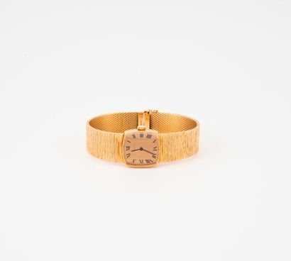 LONGINES 

Montre bracelet de dame en or jaune (750) 

Boîtier carré à pans concave....