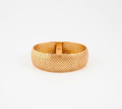 MELLERIO Paris Bracelet ruban souple en or jaune (750) tressé et amati.
Signé et...