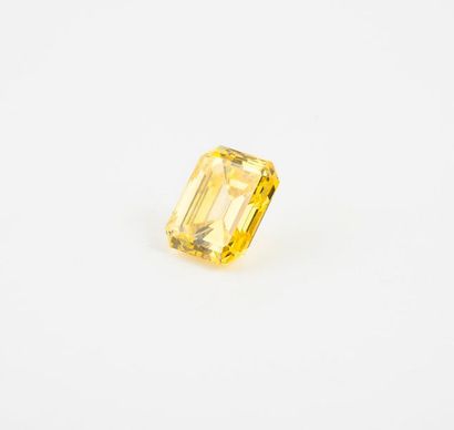 null Diamant traité de couleur jaune taille émeraude.
Poids du diamant: 3,01 car...
