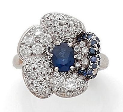 null Importante bague en or gris (750) en forme de fleur, centrée d'un saphir ovale...