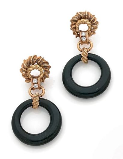 CHAUMET Paris Paire de clips d'oreilles en or jaune (750) formés d'une double couronne...