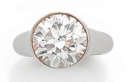 null Bague jonc en or gris (750) centrée d'un diamant demi-taille en serti clos.
Poids...