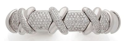 CHAAR Bracelet jonc ouvert en or gris (750) centré de trois motifs en X sur fond...