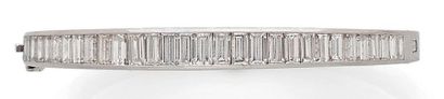 null Bracelet jonc rigide ouvrant en or gris (750) orné d'une ligne de diamants taille...