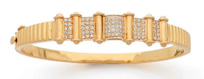 null Bracelet jonc ouvrant en or jaune (750) rainuré, centré de rouleaux et pavage...