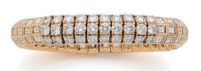 null Bracelet jonc ouvert en or jaune (750) centré de trois lignes de dix diamants...