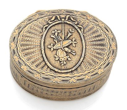 Boîte tabatière ovale en argent doré (950).
Le...
