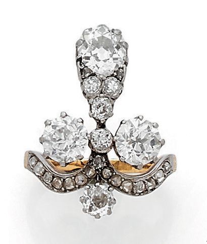 null Bague duchesse en or jaune (750) et platine (850), ornée de trois diamants principaux...