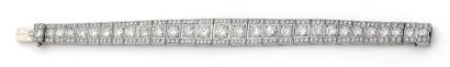 null Bracelet ruban en or gris 750 millièmes, composé de maillons articulés habillés...