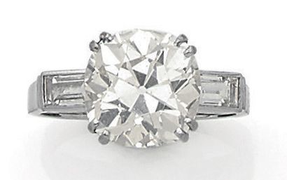 CHAUMET Paris Bague solitaire en platine (850) centrée d'un diamant taille coussin...