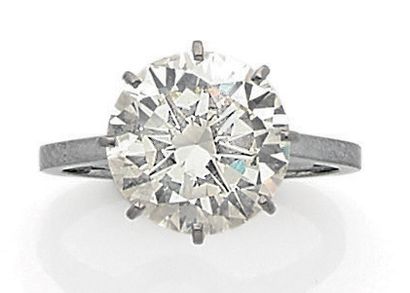 null Bague solitaire en or gris (750) ornée d'un diamant taille brillant en serti...