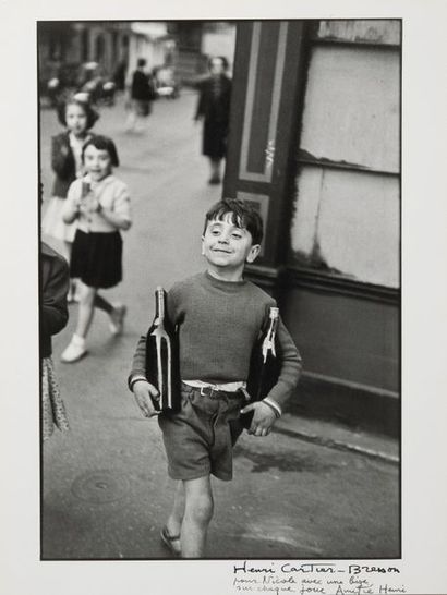 Henri Cartier-Bresson (1908-2004) Rue Mouffetard, Paris, 1952.
Tirage postérieur...
