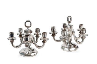 Maison Gustave KELLER Paire de candélabres bouts de table en argent (950) formés...