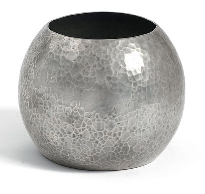 Jean DESPRES (1889-1980) Vase boule à fond plat.
En étain martelé.
Signé “Després”...