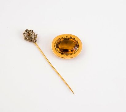 null Coulant de collier en or jaune (585) ornée d'une citrine ovale facettée en serti...