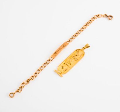 null Bracelet d'enfant en or jaune (750) à maille gourmette et plaque gravée "Mathilde"....