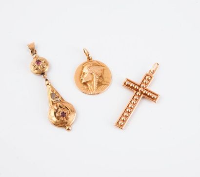 null Lot en or jaune (750) comprenant un pendentif croix et une médaille.

Poids...