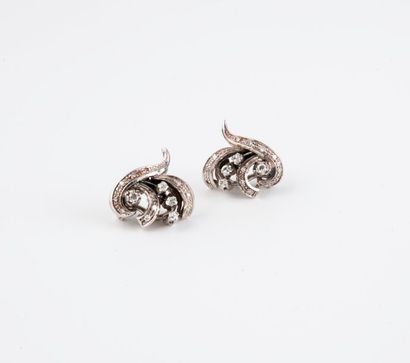 null Paire de boucles d'oreille en or gris (750) de forme libre pavée de petits diamants...