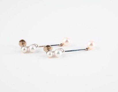 null Paire de pendants d'oreilles à pampilles en or (750) gris ornés de perles blanches...