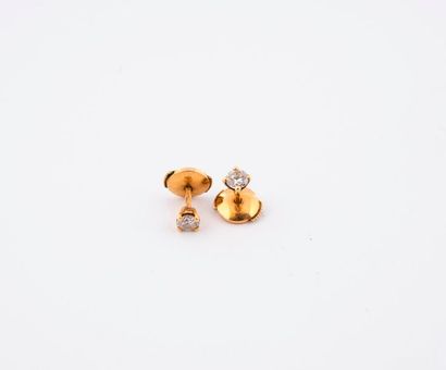 null Paire de clous d'oreille en or (750) jaune ornés de diamants de taille brillant...