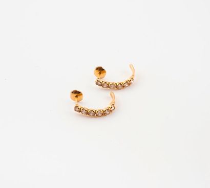null Paire de boucles d'oreilles en or jaune (750) de forme arquée, ornée de diamants...