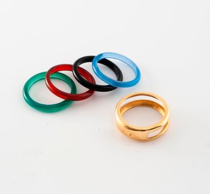 null Bague bandeau en or jaune (750) à anneaux interchangeables.

L'un rouge, le...