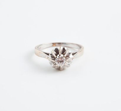 null Bague solitaire en or gris (750) ornée d'un diamant de taille brillant en serti...